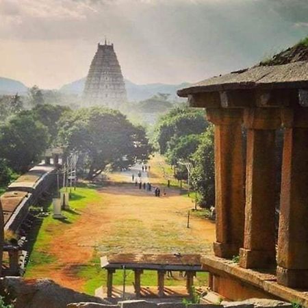 Om Shanti Om Home Stay & Cafe Hampi Esterno foto
