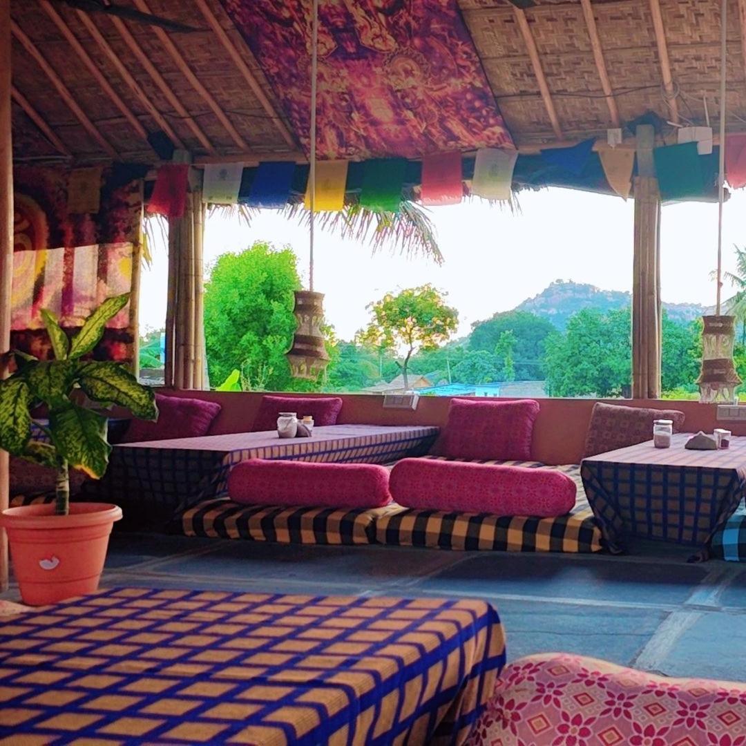 Om Shanti Om Home Stay & Cafe Hampi Esterno foto