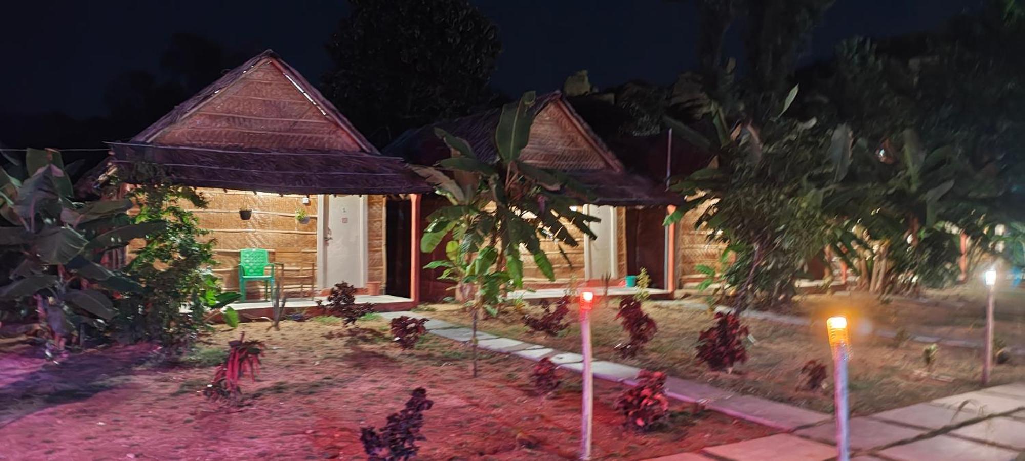 Om Shanti Om Home Stay & Cafe Hampi Esterno foto