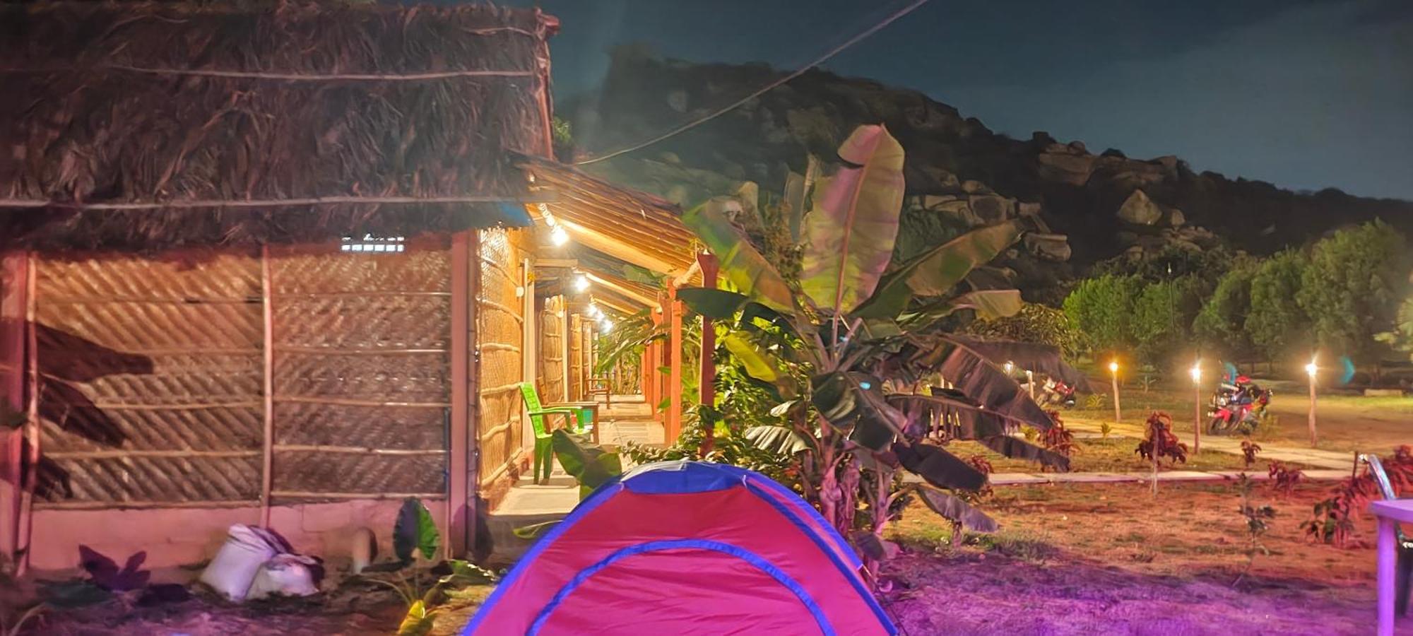 Om Shanti Om Home Stay & Cafe Hampi Esterno foto